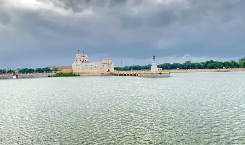 Lakhota Lake and Palace