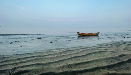 Juhu Beach near Mumbai Airport – iconic beach with street food and evening strolls