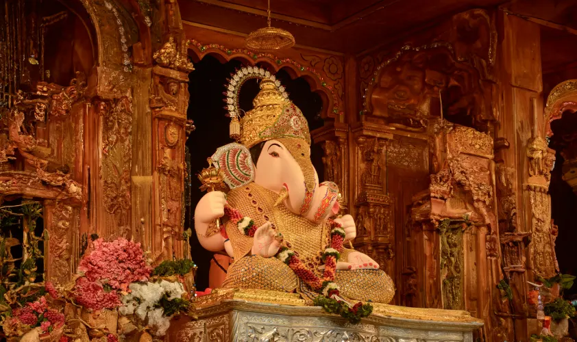 Crowd of people outside Dagdusheth Halwai Ganapati Temple
