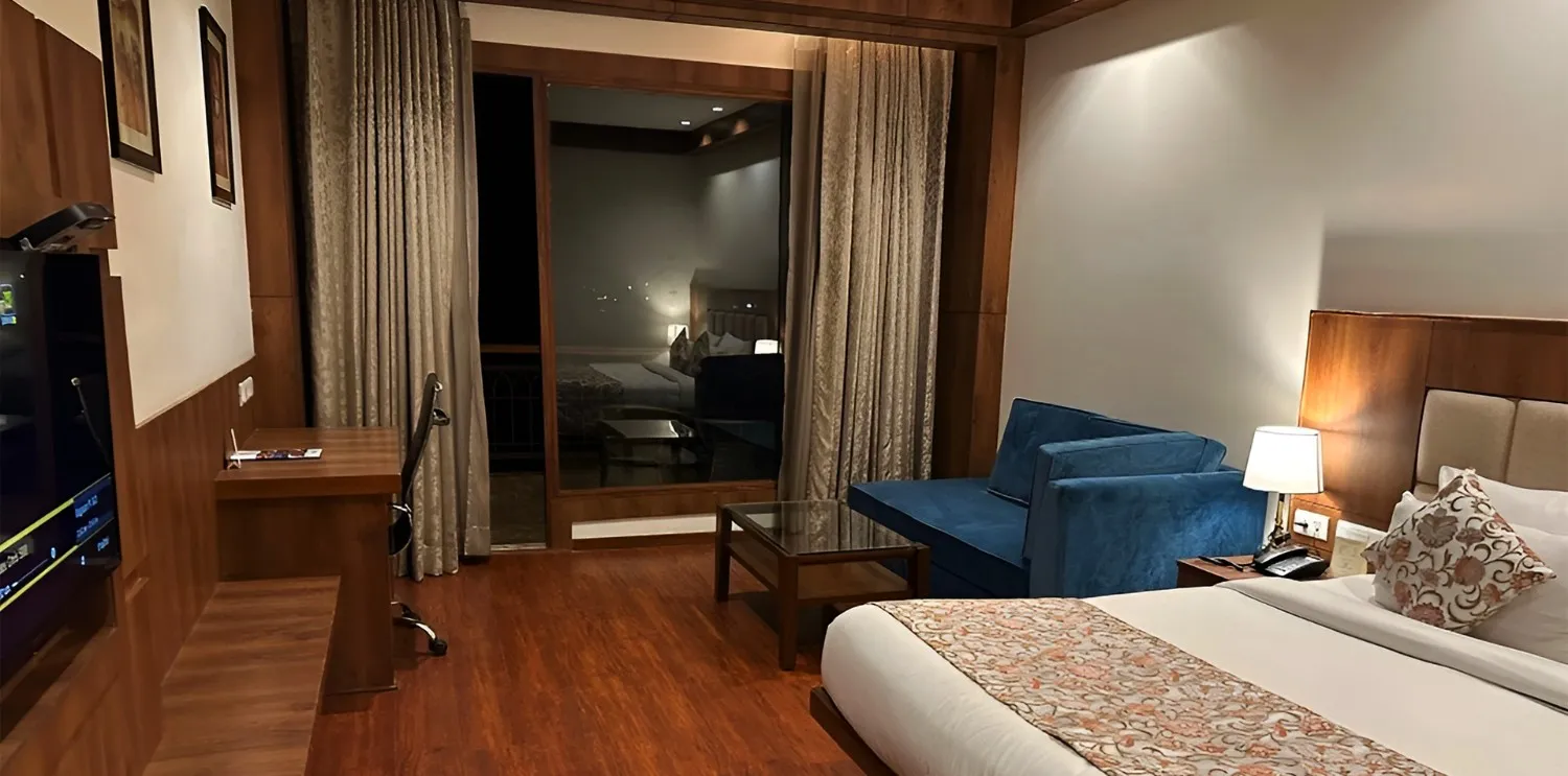 Luxury hotel rooms in Manali with mountain view