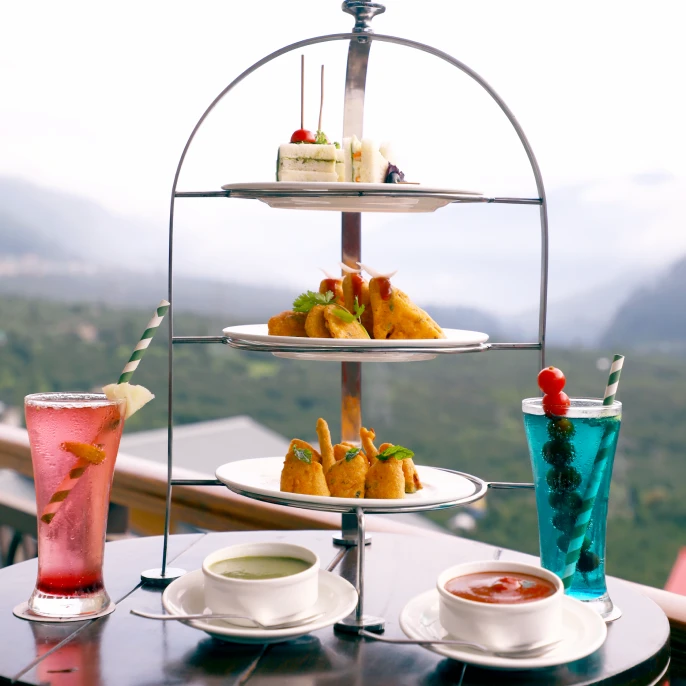 Multi-Cuisine Restaurant in Manali – Cafe Vindhyas All-Day Dining Setup at Cafe Vindhyas Manali