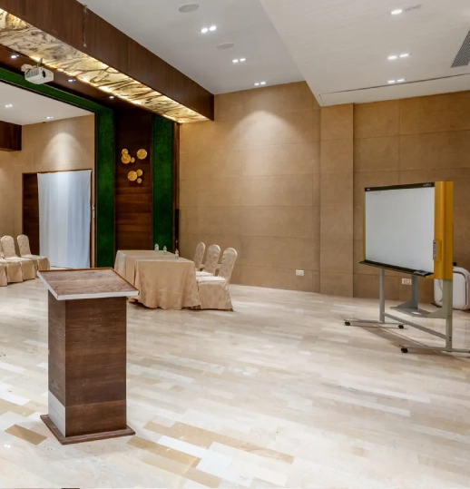 Boardroom Setup in Panchgani – Orchid Hotel Meadows Venue Meadows venue boardroom setup with whiteboard and podium at Orchid Hotel Panchgani for small meetings