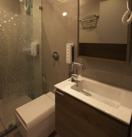 Contemporary washroom in Dew Drop Room at Orchid Hotel Panchgani with premium toiletries