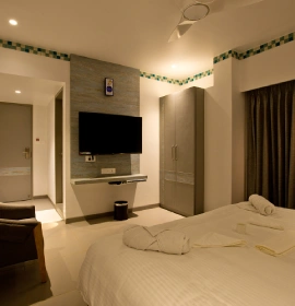 Wooden Cottage Suite in Panchgani with TV, best family accommodation near Mahabaleshwar