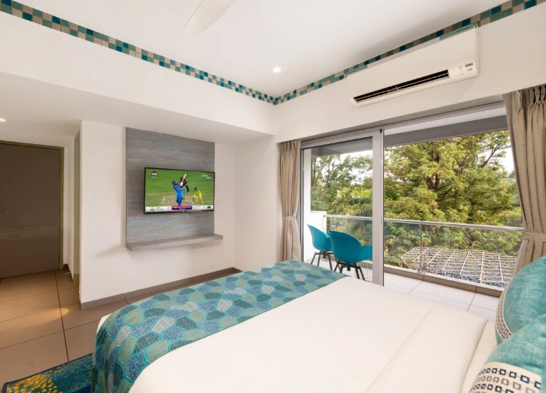 Dew Drop Mist Balcony Room with TV and Nature View - Panchgani Hotel Dew Drop Mist Balcony Room with flat screen TV, AC and green nature balcony view at hotel in Panchgani