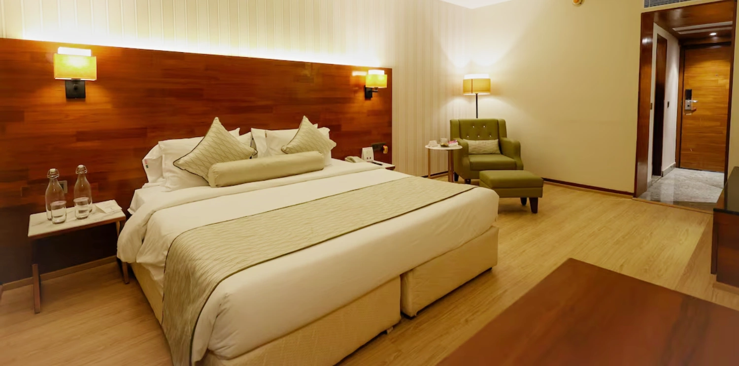 Luxury hotel room with bathtub in Pune