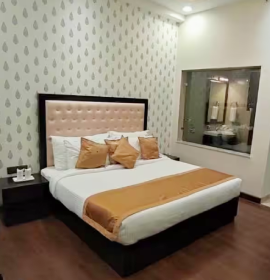 Spacious Deluxe King Room Spacious Deluxe King Room with modern amenities