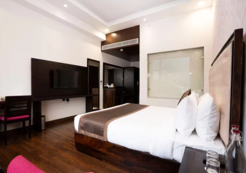 Deluxe King Room - Luxury Stay Deluxe King Room in Shimla with mountain views