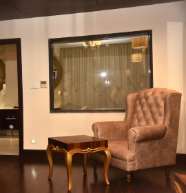 Luxury room with bathtub in Shimla