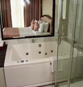 Luxury suite with bathtub and scenic views in Shimla